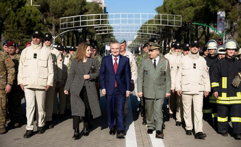 USHTRIA SHQIPTARE FESTON 106 VJETORIN/ Meta ka këtë mesazh për burrat dhe gratë me uniformë