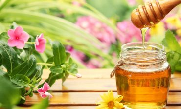 "ILAÇI POPULLOR"/ Ja 7 mënyra si të përdorim mjaltin si produkt kozmetik