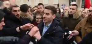 I LËNË FJALËN PËRGJYS/ Taulant Mukën e PËRZËNË sërish nga PROTESTA: Ik,ik… (VIDEO)