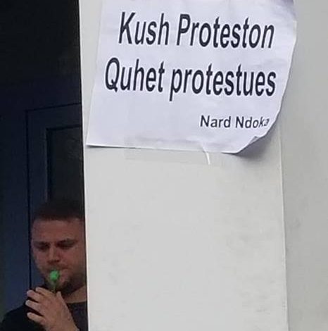 Nard Ndoka “GODET” sërish me thënie: Kush proteston… (FOTO)