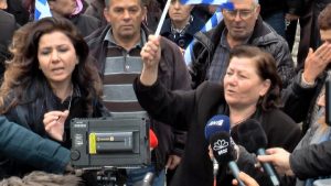 TË DYZETAT E KATSIFAS/ Nëna e ekstremistit flet me flamurin GREK në dorë: Do të marr hakun. Do VRAS…