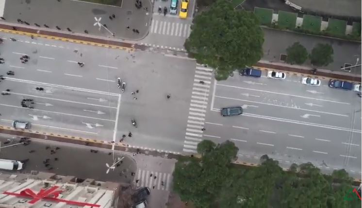 PAMJE ME DRON/ Bie numri i studentëve protestues para Kryeministrisë. Kanë mbetur… (VIDEO)