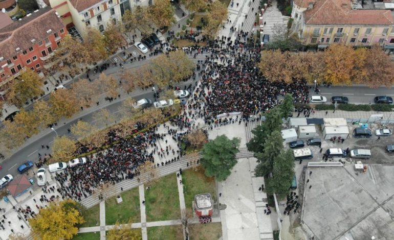 PAMJET ME DRON/ Pjesëmarrja në protestën e studentëve përballë parlamentit (FOTO)