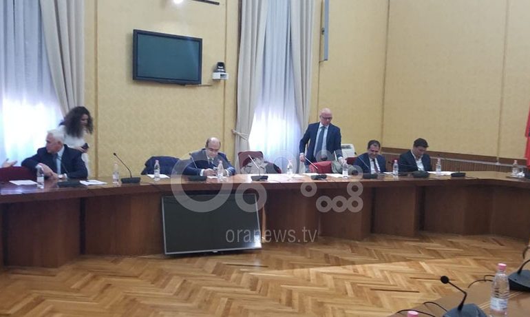 VETINGU NË POLTIKË/ PD dhe LSI thyejnë “më në fund” bojkotin. Shkojnë në Kuvend për…