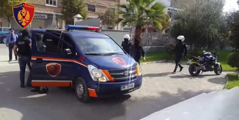 NDODH NË DURRËS/ Ofenduan dhe GODITËN policët, dy persona përfundojnë në…