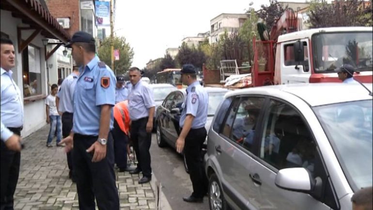 NDODH NË TIRANË/ U merrnin PARA shitësve ambulantë, arrestohen 3 policë bashkiakë