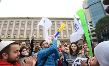 ÇAPAJEV GJOKUTAJ/ Protesta përballë stërkëmbshave të politikës