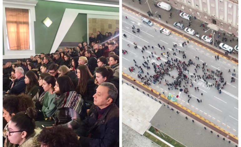 DIALOGU PËRBALLË PROTESTËS/ Pjesëmarrja e studentëve në bulevard dhe ajo në UBT (FOTO+VIDEO)