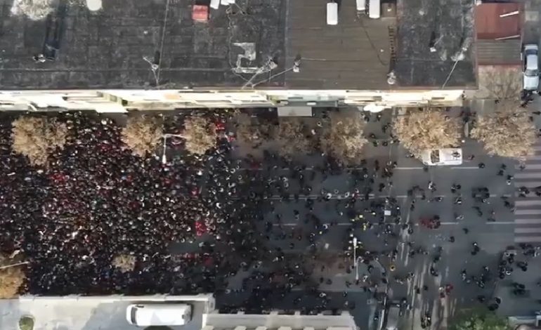 MERRET “PENG” PROTESTA E STUDENTËVE/ PD dhe LSI skenar për çadra 2 dhe grevë urie?