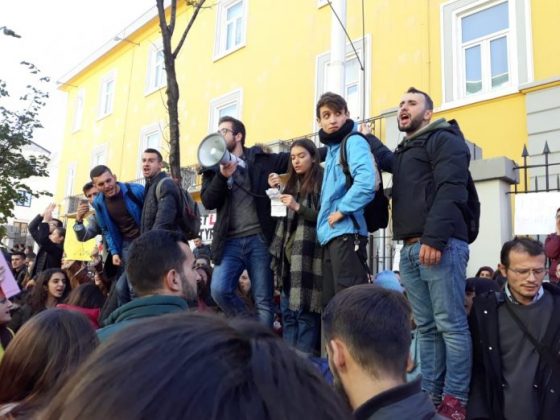 DENONCIMI/ Studentët e zemëruar me pedagogët, tregojnë emrat që marrin euro dhe lekë për provime