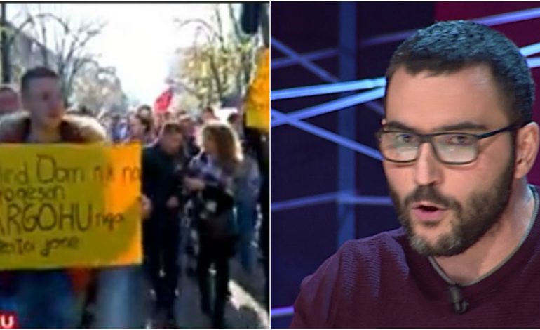 STUDENTËT I KTHEHEN KUNDËR/ “Arlind QORRI, largohu “KOMUNIST” nga protesta jonë” (FOTO)