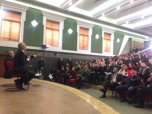 TAKIMET ME PEDAGOGËT DHE STUDENTË/ Rama: Mua të shkretin më keni bërë Instagramist