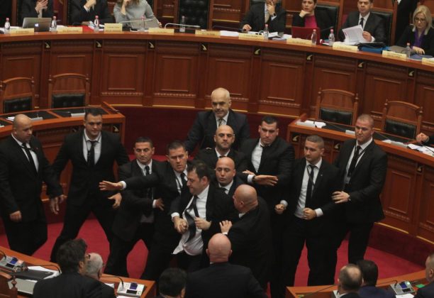 SHTYHET SEANCA PËR 1 ORË/ Ruçi PËRJASHTON 10 ditë, DEPUTETIN e vezëve