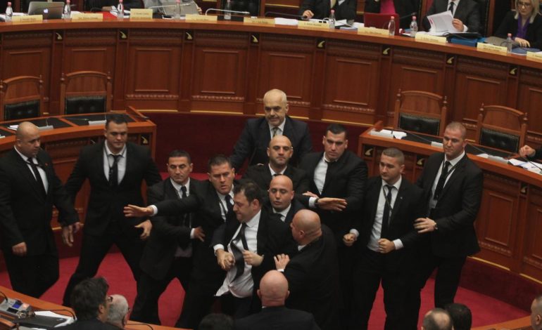 “EH SALI, IA BËRE QOKËN IRANIT. STË NDAHET SHPIRTI NGA…”/ Zbardhen debatet në sallën e Kuvendit pa praninë e medias