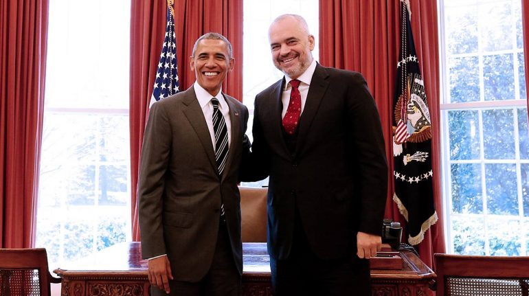 “NËSE MENDONI SE SHKOLLIMI ËSHTË I SHTRENJTË…”/ Rama mesazh studentëve me fjalët e Barak Obamës