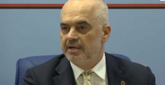 PROTESTA/ Rama vazhdon dialogun me studentë e pedagogë në Vlorë (VIDEO+LIVE)