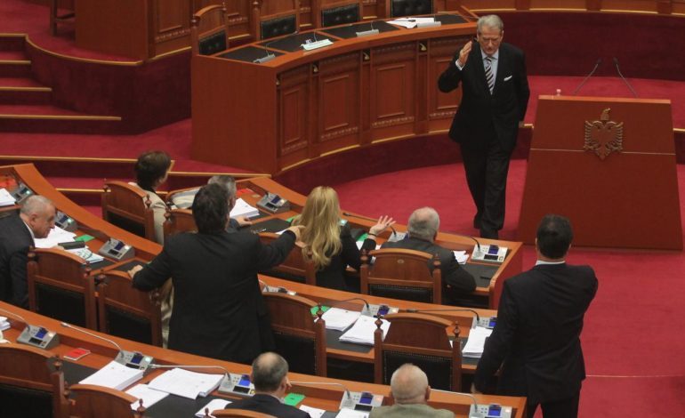 THIRRJE PËR LUFTË? Deklaratat e Berishës në KUVEND: Nga “O djema rrëmbeni armët”, tek… (VIDEO)