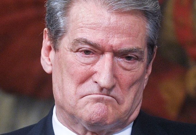 “ATENTATI NË LAPRAKË” Qytetarët “MASAKROJNË” Berishën i kujtojnë thirrjet për luftë: O djema rrëmbeni pushkët