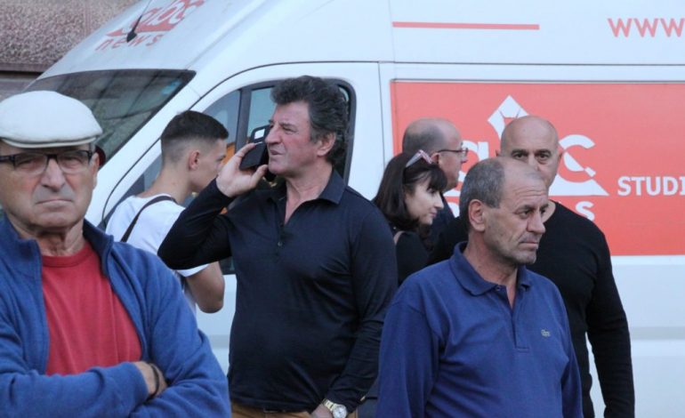 FOTO LAJM/ Në PROTESTË, edhe “STUDENTI” Sali Lushaj. Kërkon të ulen…