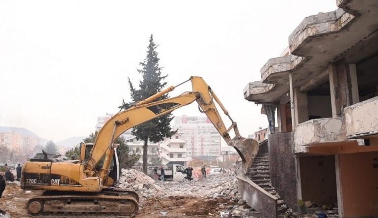 PROJEKTI I UNAZËS SË MADHE/ Vijojnë punimet, prishet ndërtesa 3–katëshe te Astiri
