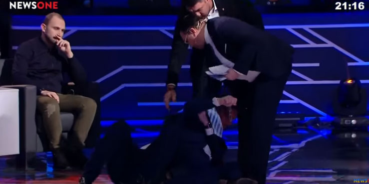 PLAS GRUSHTI NË EMISION LIVE/ deputeti rrihet me analistin. E quajti… (VIDEO)