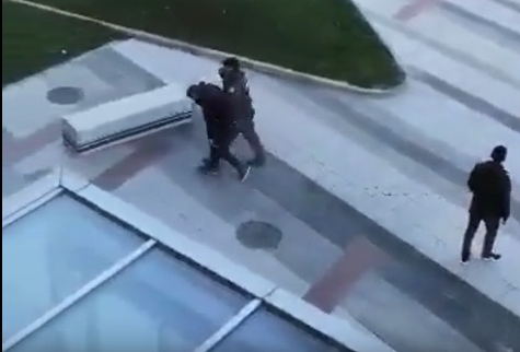 “VITIN E RI DO E KALOJ NË BIRUCË”/ Plas sherri me grushte në qendrën tregtare (VIDEO)