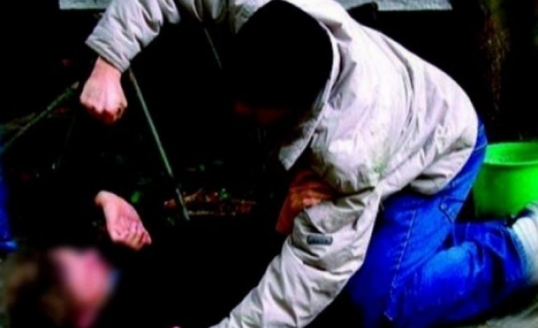 “PLAS GRUSHTI MES SHOKËSH”/ Plagosin njeri-tjetrin gjatë një SHERRI, policia e Durrësit nis hetimet