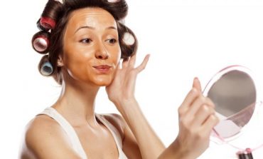 MOS I BËNI/ 3 gabimet më të zakonshme të "make up-it" që u bëjnë të dukeni më të mëdha në moshë