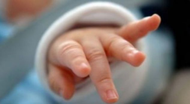 VDEKJA E FOSHNJES NË MATERNITET/ Në hetim 3 mjekë pediatër. Familjarët pretendojnë se…