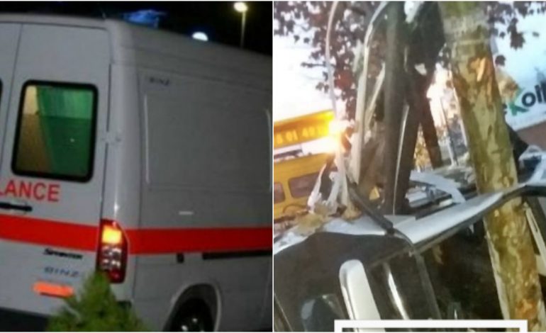AKSIDENT NË KAMËZ/ “SMARTI” përplaset me PEMËN e ndahet më dysh, shoferja në gjendje… (FOTO)