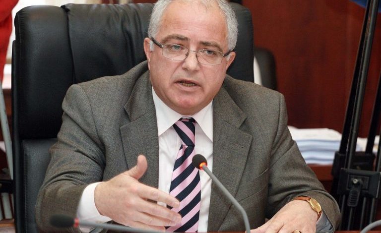 SULMON GAZETAREN/ Deputeti i Bashës shthur gojën: Je pjesë e kazanit të jashtëqitjes…