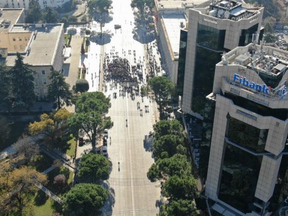PROTESTA/ Studentja: Duhet të ulemi të dialogojmë, nëse ata nuk na i plotësojnë kërkesat këtu