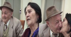 HISTORIA FRYMËZUESE/ Dy te moshuarit që U DASHURUAN në azilin e Tiranës: Kemi vetëm…