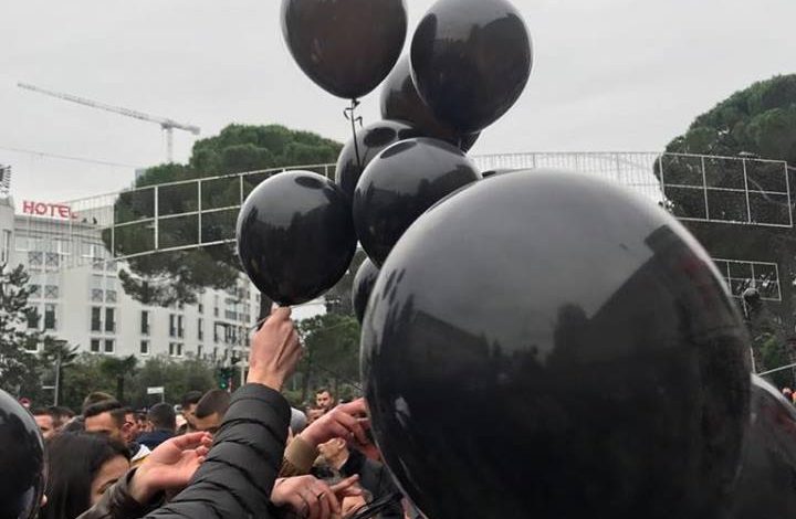 “SHQIPËRIA NË ZI”/ Gruaja e Petrit Vasilit sjell tullumbace të zeza në protestë (FOTOT)