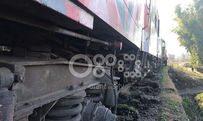 NDODH NË FIER/ Del nga shinat treni i pasagjerëve (VIDEO)