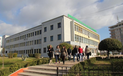 PROTESTA/ Studentët e UBT përplasen me Lëvizjen e drejtuar nga “komunisti” Arlind qorri: S’kemi nevojë për…