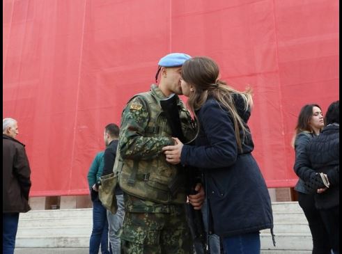 PUTHJA PARA MISIONIT NËN FLAMURIN KUQEZI/ Fotoja që po bën namin në rrjet