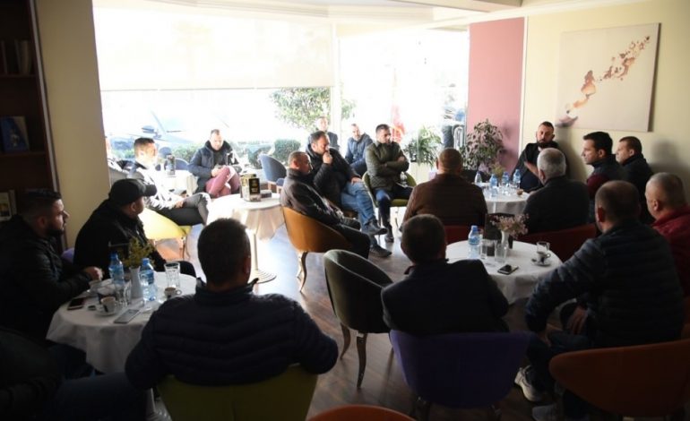 UNAZA E MADHE/ Veliaj, kafe me banorët te “Astiri”: Konsensus që projekti do të bëhet