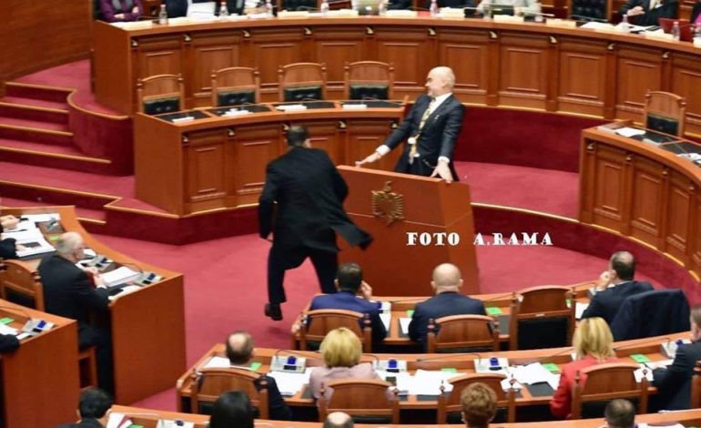 SHËNIM/ Deputet me vezë? Ka shumëçka që nuk shkon…