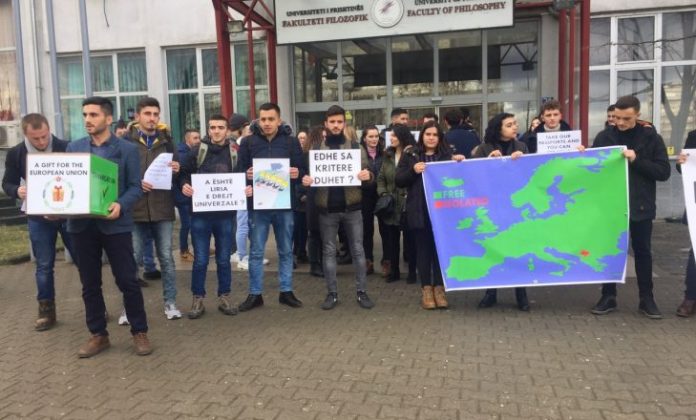 LIBERALIZIMI I VIZAVE/ Studentët e Prishtinës në protestë para zyrave të BE