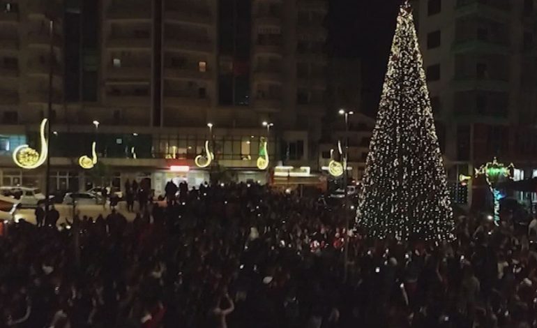 “FESTA TË GËZUAR”! Vlora e Korça ndezin dritat e fundvitit (VIDEO)