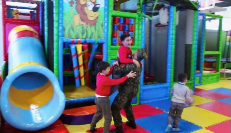RRESHTERI KTHEHET NGA AFGANISTANI/ SURPRIZA për dy DJEMTË dhe gruan (VIDEO)