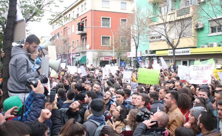 SONDAZHET NË RRJET/ Studentët votojnë PRO dialogut me qeverinë (FOTOT)