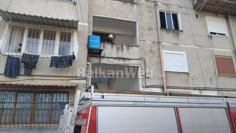 HARROJNË BOMBËLËN NDEZUR/ Merr flakë banesa në Elbasan. Ngjarja ka ndodhur në lagjen…