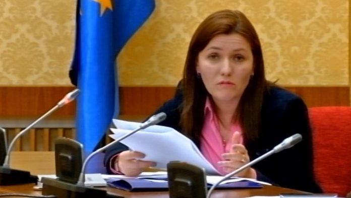 “MOSDEKRETIMI I CAKAJ”/ Felaj: Veprim i rrezikshëm, synon tensionimin e situatës