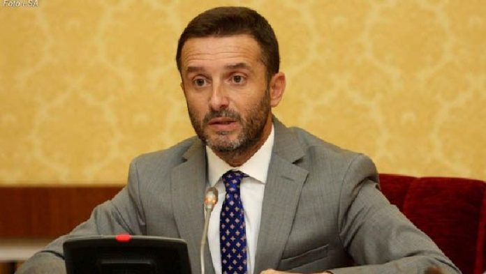 “BOLL ME DHUNË DHE RRENA”/ Braçe: Universitetet të njoftojnë që ka nisur mësimi