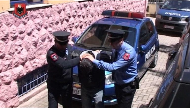 NDIHMUAN NË ARRATISJEN E SERBIT/ Kapen 6 persona në Kukës mes tyre edhe dy policë. Dyshohet se…