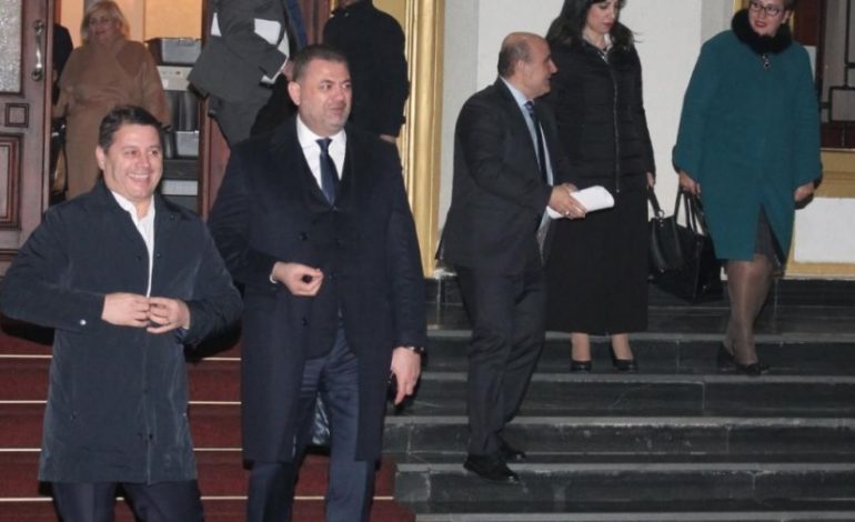 NISJA E SESIONIT TË RI PARLAMENTAR/ Pasi votojnë Ramën, socialistët largohen të lumtur (FOTOT)