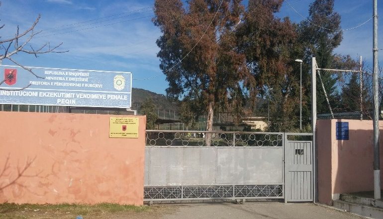 FUTI NJË CELULAR NË BURG/ Arrestohet stomatologu i burgut të Peqinit (EMRI)