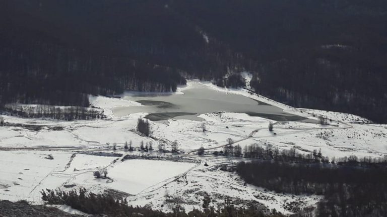 PIKTURË NATYRALE, FANTASTIKE/ Librazhdi, pamje mahnitëse e liqenit të ngrirë në Fushë-Studë (VIDEO)